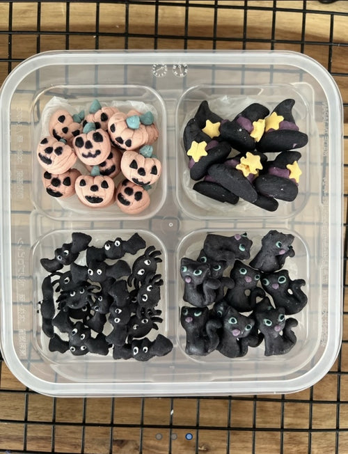 Box de Confeitos Halloween Pet com abóboras, chapéus de bruxa, morcegos e gatinhos pretos