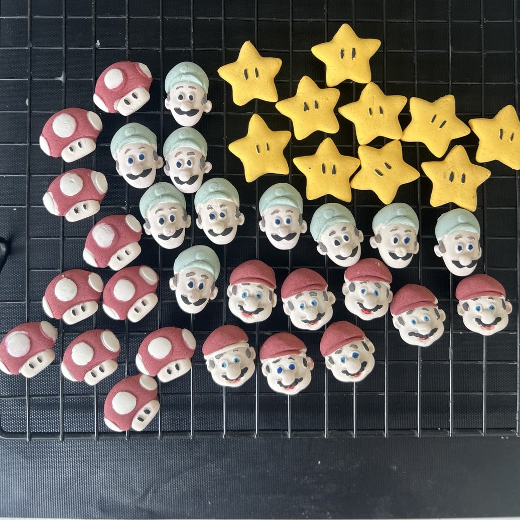 Confeitos pet tema Mario com personagens, cogumelos e estrelas
