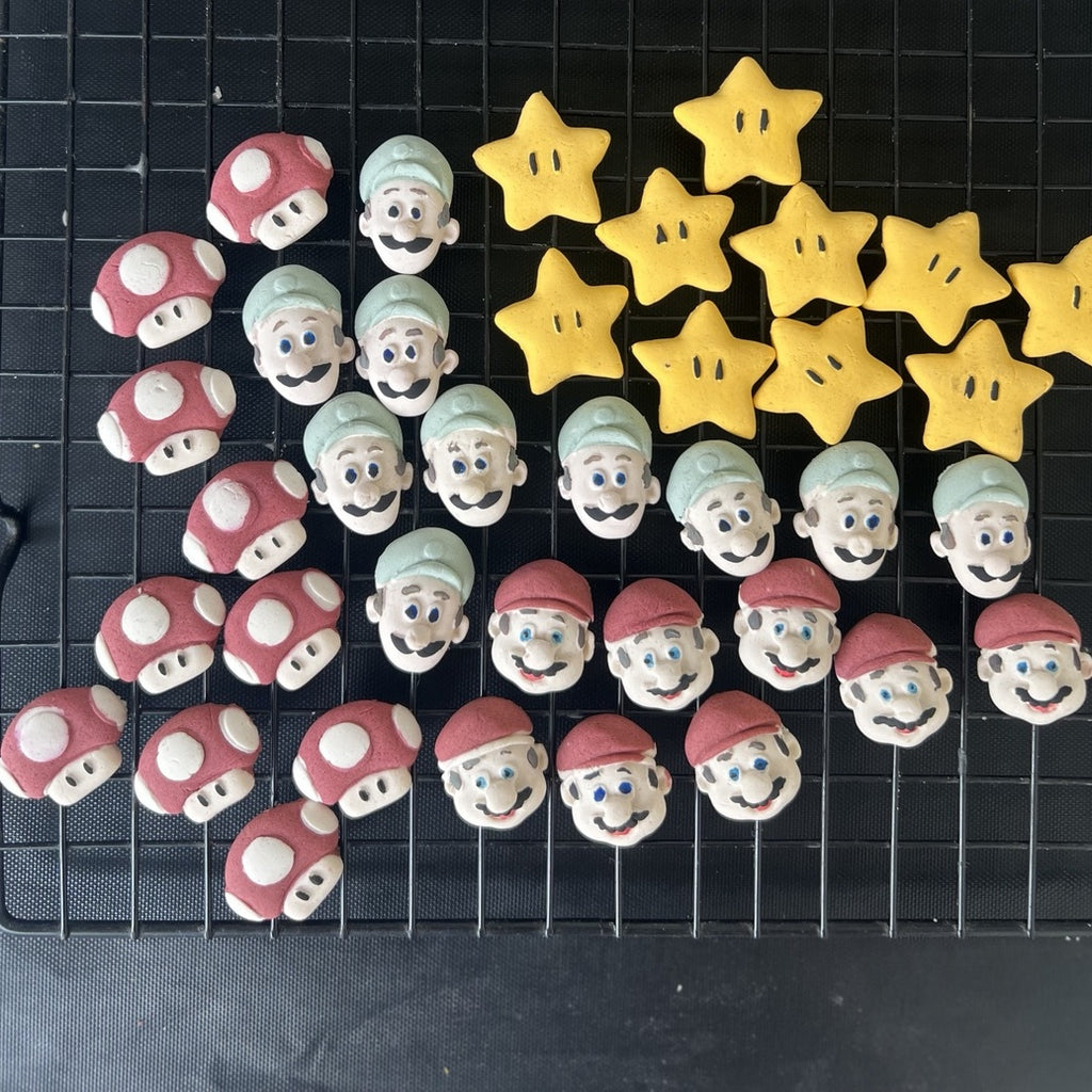 Confeitos decorativos pet tema Mario em cores naturais