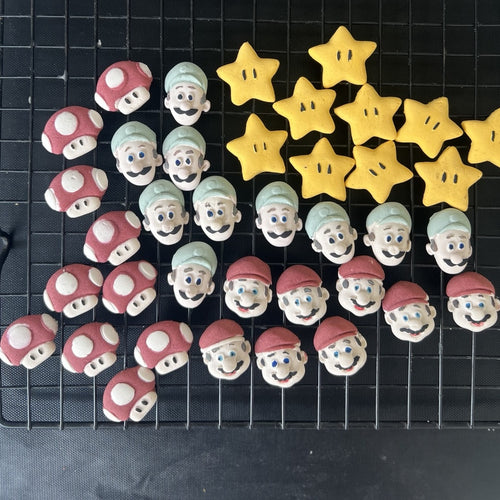 Confeitos decorativos pet tema Mario em cores naturais
