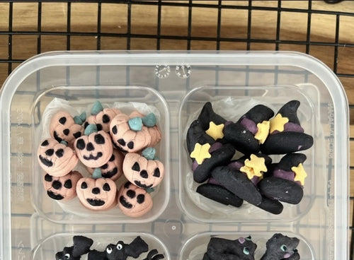 Detalhe dos confeitos de abóboras e chapéus de bruxa do Box Halloween Pet
