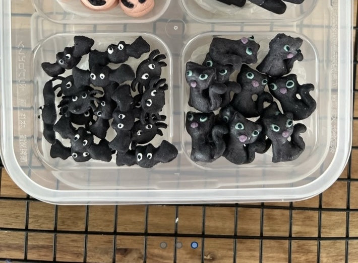 Detalhe dos confeitos de morcegos e gatinhos pretos do Box Halloween Pet