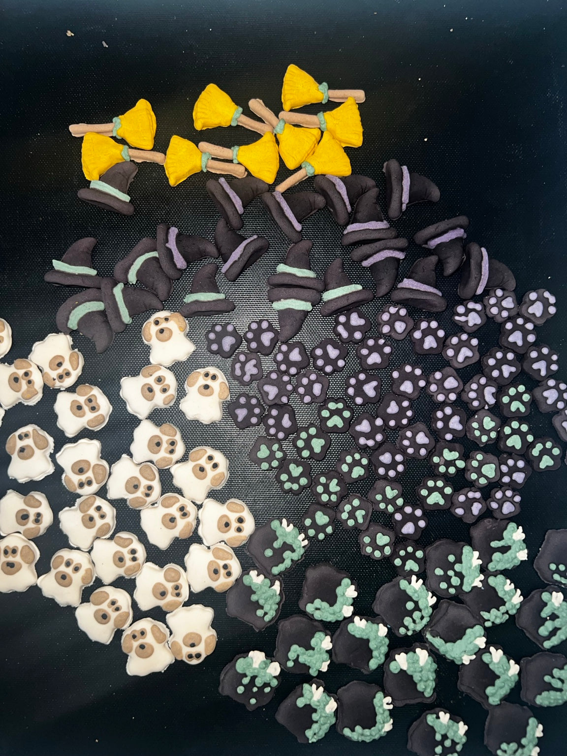 Produção artesanal dos confeitos Halloween Pet com os cinco modelos temáticos