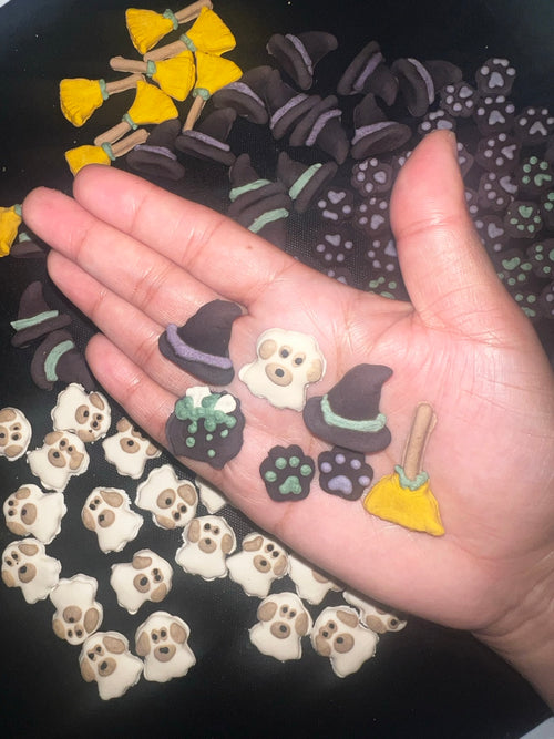 Detalhes reais dos confeitos Halloween Pet: caldeirão, cachorrinho fantasma, chapéus, patinhas pretas e vassourinha